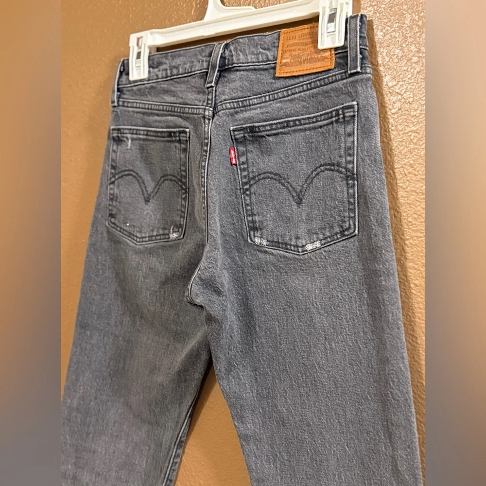 Levi's Women's Wedgie Black Straight Leg Denim, lightly distressed. W25xL26. - Picture 8 of 11